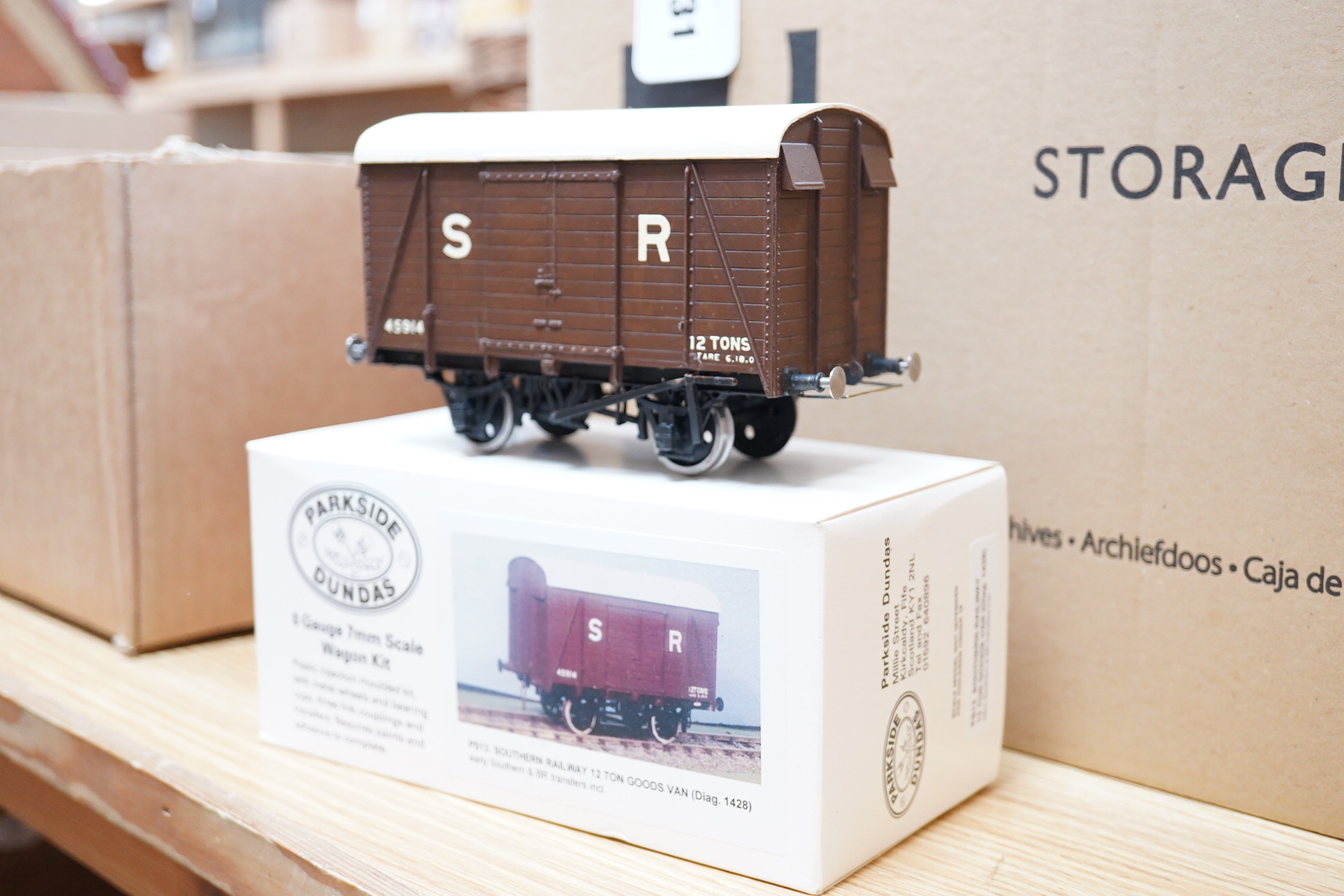 Five finescale 0 gauge Southern Railway freight wagons by Parkside Dundas, etc. including; a 4-wheel luggage van, 25-ton brake van, and three box vans, kit-built to a high standard